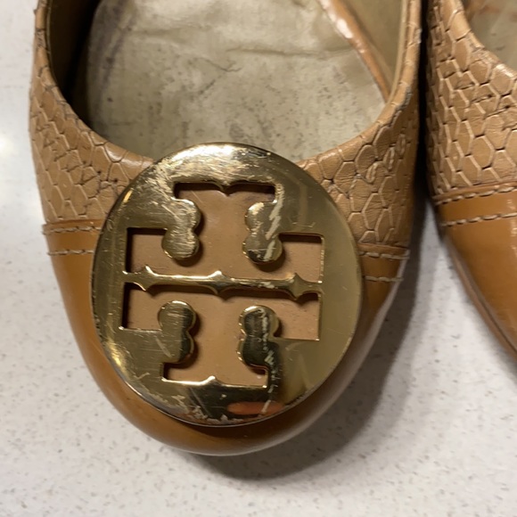Tan Tory Burch flats with gold emblem - Picture 8 of 8